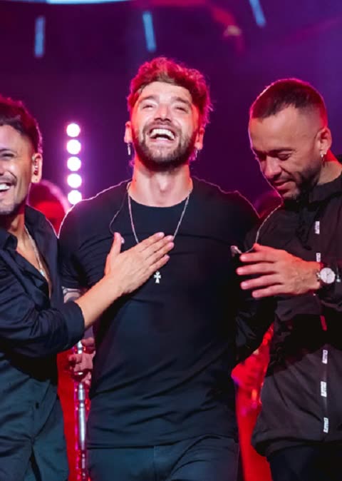Cantantes de La K'onga en el escenario